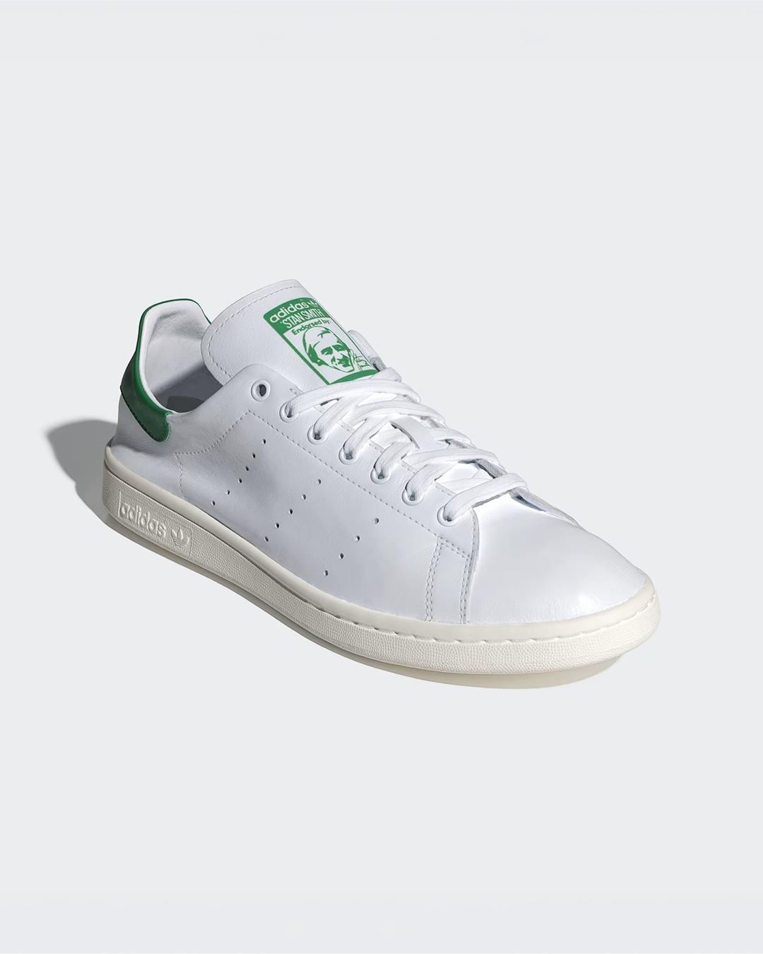 2026년 켄달 제너가 선택한 운동화👟
아디다스 스탠 스미스 is back💚
최근 켄달 제너가 신은 아이템은 다름 아닌 아디다스 오리지널스 스탠 스미스. 올블랙 셋업에 화이트 스니커즈를 매치한 이 룩 하나로 "스탠 스미스 다시 신어야지"를 결심하게 만드는 건 켄달이기 때문에 가능한 일이죠.
사실 켄달과 스탠 스미스는 꽤 오랜 인연이에요. 캐주얼한 일상룩부터 셀럽 오프듀티 룩까지, 그녀의 발엔 늘 스탠 스미스가 있었거든요.
타이밍도 절묘합니다. 지난 6월 파리 패션위크에서는 아디다스 오리지널스와 Song for the Mute 협업 컬렉션에 스탠 스미스가 등장하며 패션계도 다시 이 클래식에 주목하고 있는 분위기거든요.
시즌도, 트렌드도 타지 않는 아디다스 오리지널스 스탠 스미스, 다시 꺼낼 타이밍 아닐까요?👟 이미지6