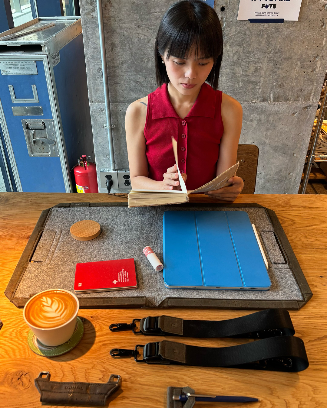 가방을 펼치면, 그곳이 바로 작업실🎒💻
일본의 오리가미(종이접기) 공예에서 영감을 받아 탄생한 브랜드 '우주얼(UJUAL)'을 소개합니다.
우주얼은 특허받은 독창적인 오리가미 구조 덕분에 가방을 넓게 펼치는 순간, 카페나 공원 등 발길이 닿는 모든 곳이 나만의 아늑한 워크스페이스로 변신합니다.
상황에 따라 브리프케이스, 백팩, 크로스백 등 다양한 형태로 자유롭게 사용할 수 있는 모듈형 디자인이 특징인데요. 여기에 유기농 소재를 사용해 가볍고 탄탄한 내구성까지 갖췄습니다.
미니멀 디자인과 실용적인 기능성, 두 마리 토끼를 모두 놓치고 싶지 않은 노마드 라이프를 즐기는 도시인들에게 완벽한 파트너가 되어줄 브랜드입니다!💼 이미지6