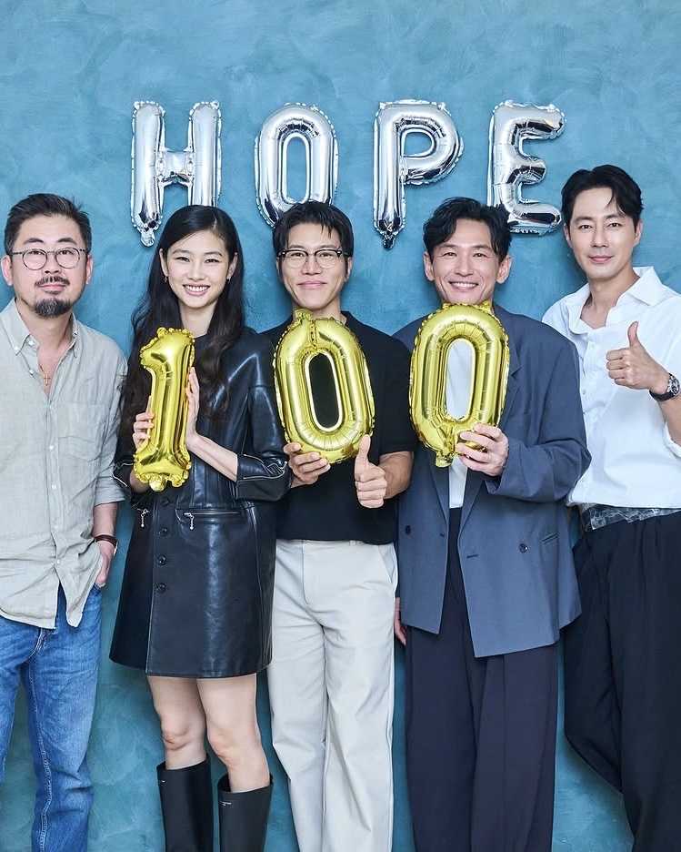 영화 <호프> 100만 관객 돌파🎬
나홍진 감독의 신작 ‘호프’가 개봉 3일 만에 관객 100만 명을 돌파하며 연상호 감독 ‘군체’보다 하루 빠른, 올해 개봉작 중 최단 기간 흥행 기록을 세웠습니다.
‘호프‘는 비무장지대 인근 가상 마을을 배경으로 미지의 생명체 출현을 다룬 SF물로, 황정민, 조인성, 정호연과 마이클 패스벤더 등 할리우드 배우가 함께 출연했습니다. 이미지
