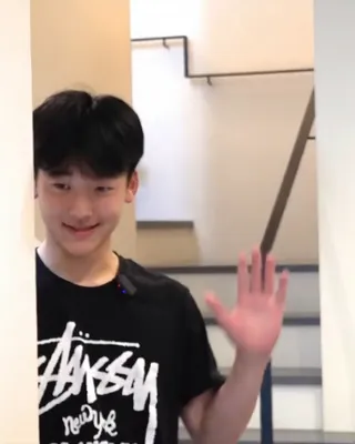 폭풍 성장한 유토네 집들이 올 사람👋🏻
야노시호의 유튜브 채널을 통해 사랑이의 단짝이자 '미래 사위' 유토가 사는 집의 랜선 집들이 영상이 공개되었습니다.
아늑한 거실과 테라스는 물론, 유토의 방에는 한국 화장품이 가득 쌓여있어 눈길을 끌었는데요. 야노시호와 함께 즉석에서 펼쳐진 깨알 패션쇼부터, 지하에 위치한 프라이빗 와이너리와 영화관까지 그야말로 없는 게 없는 럭셔리한 일본식 저택의 면모를 보여주었습니다.🍷
훈훈하게 잘 자란 유토의 폭풍 성장 근황과 입이 떡 벌어지는 유토네 집 내부!
유토네 집 곳곳을 영상에서 구경해 보세요!🏡 이미지