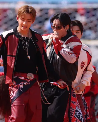 BTS 월드컵 무대 ‘붉은악마 패치’🇰🇷
전 세계가 그 디테일을 봤다❤️ BTS 슈가, ‘붉은악마 패치’
방탄소년단(BTS)이 지난 19일(현지시간) 미국 뉴저지 메트라이프 스타디움에서 열린 2026 FIFA 북중미 월드컵 결승 하프타임 쇼에 올랐습니다. 결승 사상 첫 하프타임 공연에서 마돈나에 이어 ‘Dynamite’를 열창했는데, 붉은악마를 연상시키는 강렬한 붉은 무대의상이 먼저 시선을 사로잡았습니다.
디테일은 더 있었습니다. 슈가는 ‘붉은악마’ 패치가 달린 유니폼을, 슈가와 지민은 등번호 7번 의상을 입어 국내 팬들을 뭉클하게 했습니다. 세계 최대 무대에 오른 붉은 의상과 패치를 두고 “노린 디테일”이라는 반응이 나왔습니다. 이미지