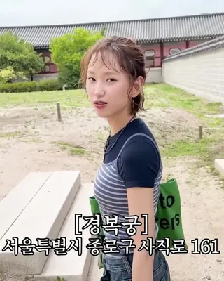 서순라길부터 삼청동까지!🏃🏻♀️
최근 류혜영이 개인 유튜브 <류혜영레몬과밀치회>를 통해 서순라길과 삼청동을 아우르는 종로 산책 브이로그를 공개했는데요. 🌿
편안하면서도 위트 있는 스타일링이 돋보인 그녀의 산책 룩. 양발 컬러가 다른 스니커즈 연출부터 내추럴한 데님 핏까지, 이번 주말 나들이 룩으로 참고해 보세요!
• 캠퍼 x 써네이 유니섹스 텍스타일 슈즈, 20만 원대
• 모스키토 머더러스 클럽 토트백 - 그린, 5만 원대
• 코다 더티 인디고 워싱 디스트로이드 데님 팬츠, 30만 원대
• 스투시 엘리 선글라스 허니 다크 그린 렌즈, 28만 원대 이미지