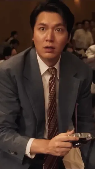 유해진·박해일·이민호의 ‘암살자(들)’
이민호 스크린 복귀작, 대체 얼마 만이야…🖤
영화 ‘암살자(들)’의 티저 예고편이 공개되었습니다. ‘암살자(들)’는 1974년 8월 15일 발생한 영부인 저격 사건을 둘러싼 의혹과 배후를 추적하는 미스터리 추적극인데요. 유해진, 박해일, 이민호가 각자의 방식으로 사건의 진실을 좇으며 팽팽한 긴장감을 예고했습니다.
허진호 감독이 연출을 맡은 ‘암살자(들)’는 오는 9월 추석 극장가에서 관객들을 만날 예정입니다. 이미지