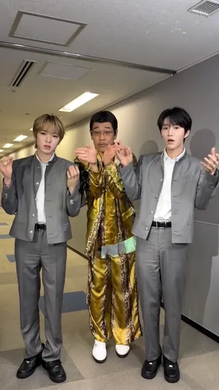 다들 PPAP 기억 나죠?👀
모를 수 없는 파인애플 아저씨와 위시의 만남💚 이미지