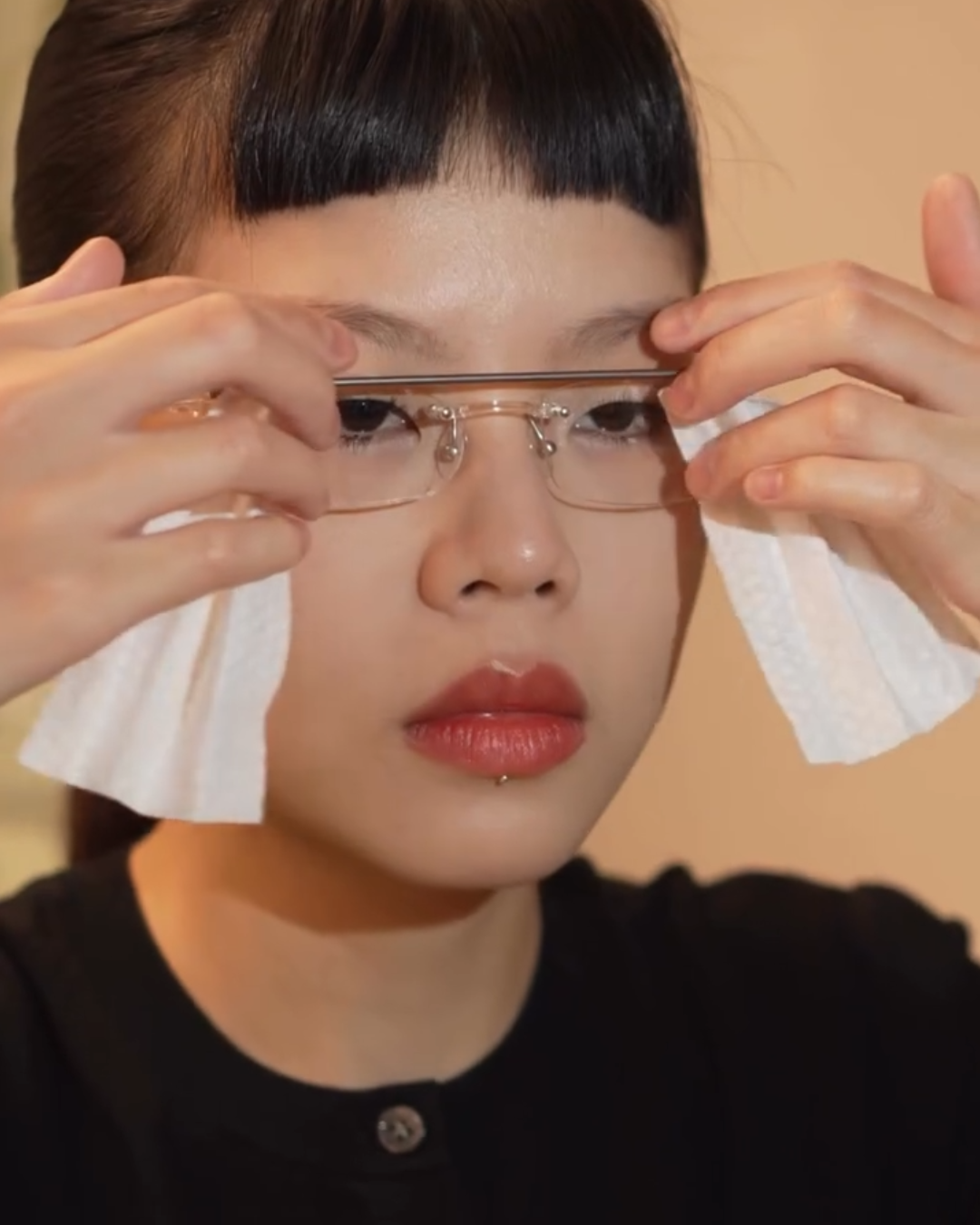 이거 끼면 세상과 단절 가능🤫 극내향인들 심장 뛰게 만드는 '커튼 안경 & 모자' 등장! 마주치고 싶지 않은 사람을 길에서 발견했거나, 달갑지 않은 연락이 와서 현실 도피가 간절해질 때! 극내향인들을 위한 최고의 구원 아이템을 소개합니다. 바로 안경테에 미니 커튼이 달려 있는 이색 발명품인데요. 눈앞의 상황을 차단하고 싶을 때 양쪽 커튼을 스르륵 쳐서 시야를 차단할 수 있습니다. 위트 있는 아이디어로 일상의 엉뚱한 순간들을 시각화하는 ESL Student의 작품으로, 바깥 세상과의 접촉을 최소화하고 싶은 현대인들에게 완벽한 심리적 안정감을 선사하죠. 세상과 잠시 로그아웃하고 싶을 때 필요한 커튼 안경! 당장이라도 소장하고 싶어지는 비주얼입니다. 이미지