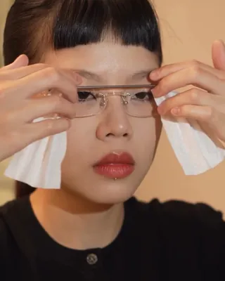 이거 끼면 세상과 단절 가능🤫 극내향인들 심장 뛰게 만드는 '커튼 안경 & 모자' 등장! 마주치고 싶지 않은 사람을 길에서 발견했거나, 달갑지 않은 연락이 와서 현실 도피가 간절해질 때! 극내향인들을 위한 최고의 구원 아이템을 소개합니다. 바로 안경테에 미니 커튼이 달려 있는 이색 발명품인데요. 눈앞의 상황을 차단하고 싶을 때 양쪽 커튼을 스르륵 쳐서 시야를 차단할 수 있습니다. 위트 있는 아이디어로 일상의 엉뚱한 순간들을 시각화하는 ESL Student의 작품으로, 바깥 세상과의 접촉을 최소화하고 싶은 현대인들에게 완벽한 심리적 안정감을 선사하죠. 세상과 잠시 로그아웃하고 싶을 때 필요한 커튼 안경! 당장이라도 소장하고 싶어지는 비주얼입니다. 이미지