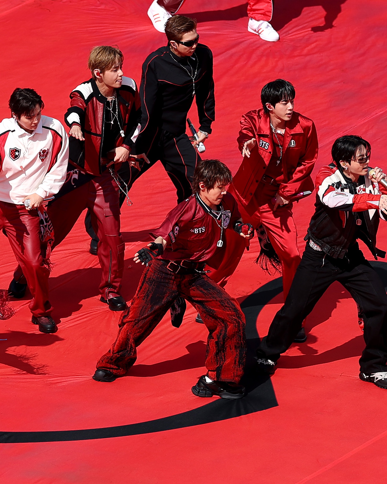 드디어 BTS 월드컵 결승 무대 밟다💜
마돈나·샤키라와 나란히, BTS가 월드컵 결승 무대에 섰습니다.
월드컵 결승 하프타임 무대에 BTS가 올랐습니다. 사상 첫 대규모 결승 하프타임쇼(최대 25분)에서 BTS는 저스틴 비버·마돈나·샤키라와 공동 헤드라이너로 무대를 채웠어요. 스페인과 아르헨티나가 맞붙은 뉴저지 메트라이프 결승 현장입니다.
월드컵 결승에 이 규모의 하프타임쇼가 열린 건 처음입니다. 아리랑 투어로 세계를 돌던 BTS가 지구촌 최대 무대 한복판을 미국·라틴 팝 아이콘들과 나란히 장식했습니다. 이미지