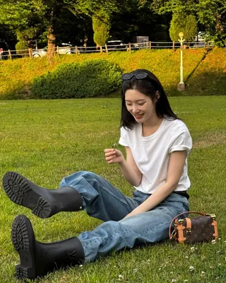 이번 주 내내 장마라던데...🌧️ 비 오는 날마다 꺼내 신기 좋은 레인 부츠?🩵 한 번 사면 오래 신을 수 있는 레인 부츠, 지금 바로 소개해드릴게요. 1. 루이 비통 드롭스 플랫 하프 레인 부츠, 130만 원대 세미 매트한 방수 고무 소재에 LV 이니셜 디테일을 더한 하프 기장의 레인 부츠입니다. 블랙과 토프 두 가지 컬러로 출시되어, 취향에 따라 고를 수 있습니다. 2. 셀린느 미드 셀린느 레인 부츠, 99만 원대 블랙 러버 소재로 완성한 미드 기장의 레인 부츠입니다. 측면의 트리옹프 로고와 미니멀한 실루엣으로 클래식한 분위기를 더했습니다. 3. 샤넬 부츠 카우초크, 200만 원대 상단의 화이트 더블 C 로고의 롱브츠로, 깔끔한 실루엣으로 비 오는 날에도 세련되게 연출할 수 있습니다. 이미지
