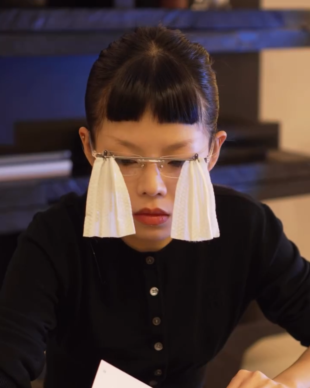 이거 끼면 세상과 단절 가능🤫
극내향인들 심장 뛰게 만드는 '커튼 안경 & 모자' 등장!
마주치고 싶지 않은 사람을 길에서 발견했거나, 달갑지 않은 연락이 와서 현실 도피가 간절해질 때! 극내향인들을 위한 최고의 구원 아이템을 소개합니다.
바로 안경테에 미니 커튼이 달려 있는 이색 발명품인데요. 눈앞의 상황을 차단하고 싶을 때 양쪽 커튼을 스르륵 쳐서 시야를 차단할 수 있습니다.
위트 있는 아이디어로 일상의 엉뚱한 순간들을 시각화하는 ESL Student의 작품으로, 바깥 세상과의 접촉을 최소화하고 싶은 현대인들에게 완벽한 심리적 안정감을 선사하죠.
세상과 잠시 로그아웃하고 싶을 때 필요한 커튼 안경! 당장이라도 소장하고 싶어지는 비주얼입니다. 이미지3