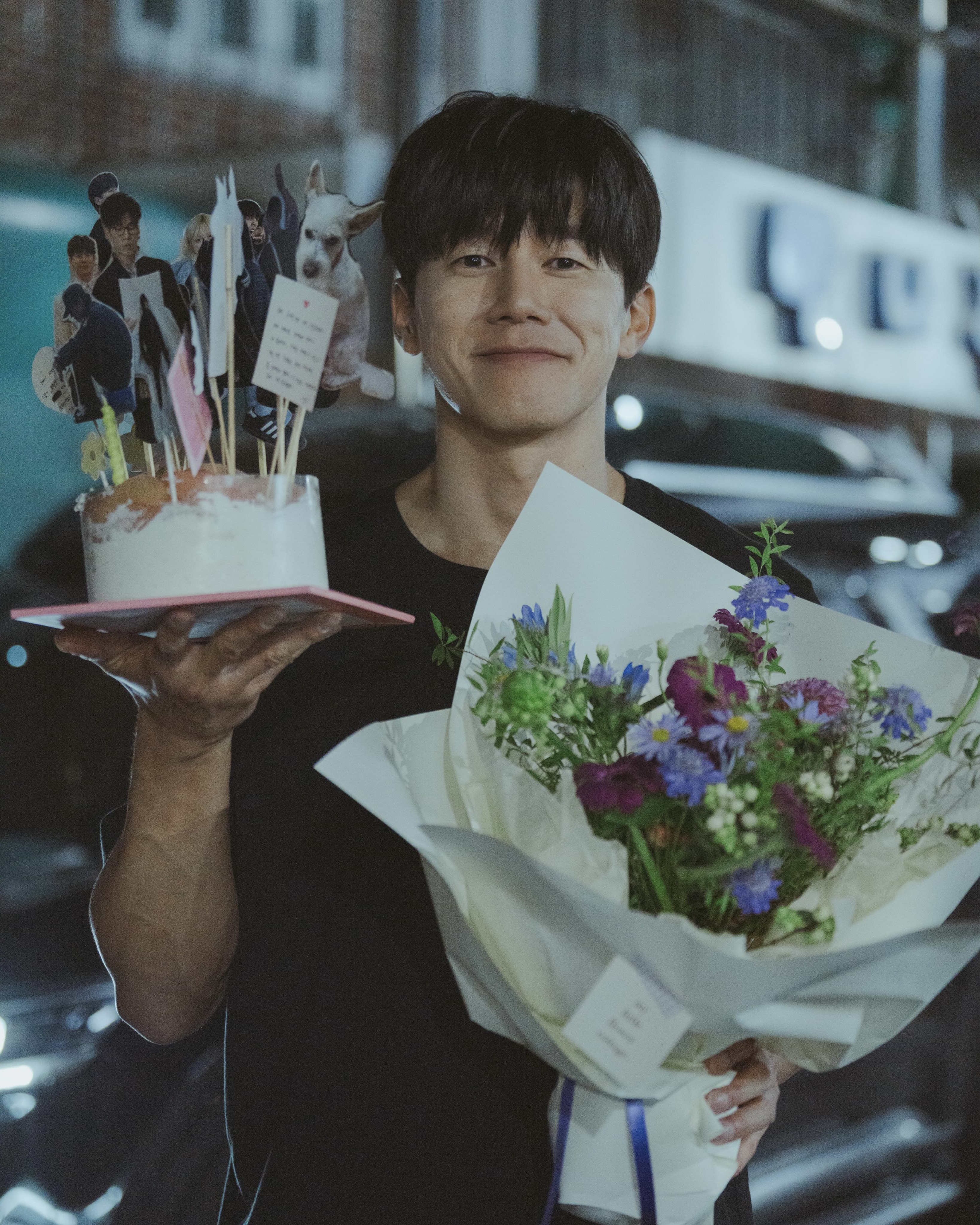 김무열 볼 수 있는 기회가 온 거야🩷 배우 김무열이 8월 23일 오후 3시 서울 가빈아트홀에서 첫 공식 팬미팅 ‘2026 KIM MOO YUL 1st FANMEETING 마주’를 개최합니다. ‘마주’는 김무열이 직접 지은 이름으로, 팬들과 서로 마주 보고 마음을 나누는 시간이 되길 바라는 의미를 담았는데요. 최근 넷플릭스 시리즈 ‘참교육’에서 나화진 역을 맡아 강렬한 존재감과 액션 연기를 보여준 김무열. 데뷔 27년 만에 처음 마련한 팬미팅에서는 다양한 이야기와 무대를 통해 팬들과 가까이 소통할 예정입니다. 티켓은 티켓링크에서 단독 판매되며, 7월 24일 오후 8시 시작될 예정입니다. 이미지