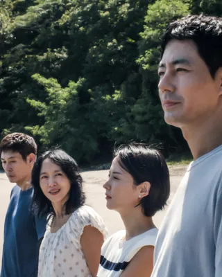이창동 감독 8년 만의 신작 '가능한 사랑'
제51회 토론토국제영화제 공식 초청🎥
올해 넷플릭스를 통해 공개 예정인 영화 ‘가능한 사랑’이 제51회 토론토국제영화제 스페셜 프레젠테이션 섹션에 공식 초청됐습니다. 해당 부문에는 앞서 ‘기생충’, ‘헤어질 결심’, ‘아가씨’ 등이 초청된 바 있는데요.
전도연, 설경구, 조인성, 조여정이 주연을 맡은 ‘가능한 사랑’은 해고 노동자와 그의 아내, 다큐멘터리 감독과 그녀의 남편이 영화 제작을 위해 만나 서로 다른 삶과 숨겨진 욕망을 마주하는 두 부부의 이야기입니다. 이미지