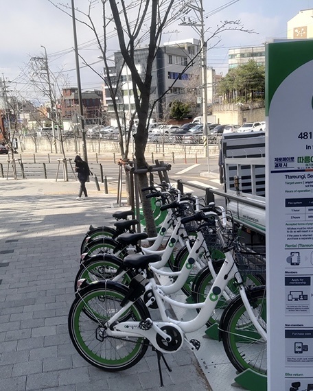 사고는 2024년, 통보는 2026년🚲 따릉이 타셨다면, 지금 바로 문자 확인하세요⚠️ 서울 공공자전거 따릉이 이용자 462만 명의 개인정보가 유출됐습니다. 2024년 6월 외부 사이버 공격으로 아이디, 휴대전화번호, 이메일, 생년월일, 성별에 체중까지 샜고, 서울시설공단은 21일부터 대상자에게 개별 문자를 보내기 시작했습니다. 이름과 주민등록번호는 빠졌어요. 사고가 2년 가까이 공개되지 않은 ‘늑장 통보’ 비판이 나옵니다. 서버를 뚫은 건 범행 당시 중학생이던 10대 2명입니다. 공단은 보상으로 30일권(1시간 쿠폰, 5,000원 상당)을 8월 중 앱으로 지급하고, 상세 일정은 8월 14일 공지합니다. 이미지