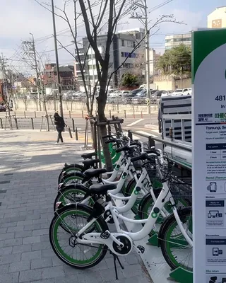 사고는 2024년, 통보는 2026년🚲
따릉이 타셨다면, 지금 바로 문자 확인하세요⚠️
서울 공공자전거 따릉이 이용자 462만 명의 개인정보가 유출됐습니다. 2024년 6월 외부 사이버 공격으로 아이디, 휴대전화번호, 이메일, 생년월일, 성별에 체중까지 샜고, 서울시설공단은 21일부터 대상자에게 개별 문자를 보내기 시작했습니다. 이름과 주민등록번호는 빠졌어요.
사고가 2년 가까이 공개되지 않은 ‘늑장 통보’ 비판이 나옵니다. 서버를 뚫은 건 범행 당시 중학생이던 10대 2명입니다. 공단은 보상으로 30일권(1시간 쿠폰, 5,000원 상당)을 8월 중 앱으로 지급하고, 상세 일정은 8월 14일 공지합니다. 이미지