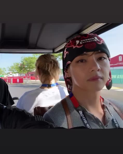BTS는 역시👹🇰🇷 붉은 악마 세계가 본 붉은 도깨비❤️ BTS 무대의 숨은 주인공 월드컵 결승 관중석. 방탄소년단(BTS) 뷔가 머리에 붉은 도깨비 문양 두건을 질끈 둘렀습니다. 셀카 한 장에 남긴 “그래도 붉은악마”. 결승에 오른 나라는 아니었지만, 그가 두른 건 붉은악마였어요. 이 두건은 원래 무대의상입니다. 몇 시간 전 하프타임 쇼에서 멤버들이 목과 허리에 둘렀던 실크 스카프를, 뷔가 관중석에선 머리에 둘러 맸습니다. 스카프 자체도 평범하지 않습니다. 붉은·검정·흰색 도깨비 얼굴에 멤버 이름과 ‘BTS’ 레터링을 새긴 커스텀 실크로, 시판되지 않는 원오브어카인드입니다. 지방시(Givenchy) 프린트 디렉터 출신 아티스트의 브랜드 스튜디오 코트니 MC(Studio Courtney MC)가 만들었습니다. 이미지