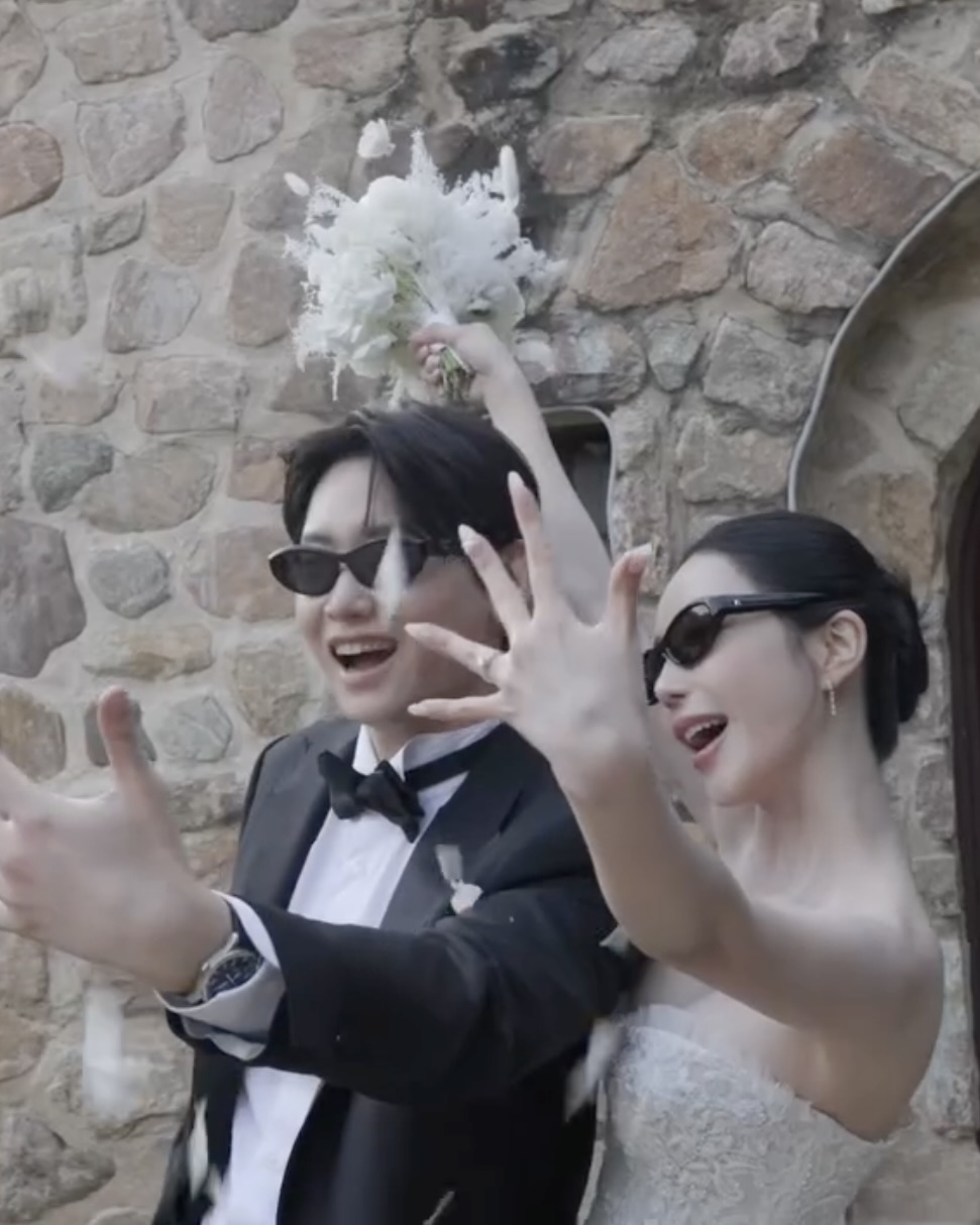 이렇게 힙한 신부는 없을거야❤️🔥🕶️ <솔로지옥3>에서 솔직하고 쿨한 매력으로 많은 사랑을 받았던 윤하정이 진짜 운명의 짝을 만났습니다.👩🏻❤️👨🏻 공개된 웨딩 화보에서도 특유의 털털하고 자유로운 에너지가 그대로 느껴지는데요. 지옥도를 떠나 이제는 진짜 사랑하는 사람과 천국같은 평생을 함께하시길,,,❤️ 하정 언니다운 멋지고 행복한 결혼 생활을 응원합니다🥂💍 이미지