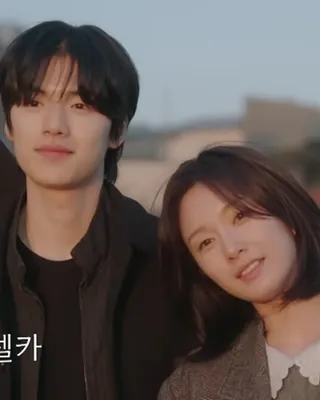 결국 유경의 마음을 빼앗은 한 사람! 진심은 통하는 법! 널뛰는 과몰입 끝에 탄생한 최커 응원해!❤️ <하트시그널 5> 내내 세 남자의 거침없는 직진과 몰표를 받았던 강유경의 최종 선택은 결국 박우열이었습니다. 자신에게 솔직하고 담담하게 다가온 박우열을 향해 강유경은 "어찌 됐든 오빠인 것 같다"며 마음을 정했는데요. 박우열 역시 "한 달 가까이 되는 시간 동안 나를 가장 많이 변하게 해준 사람이 너다"라며 달달한 손깍지와 함께 "좋아해"라고 고백했고, 강유경도 "사실은 나도 좋아해"라고 화답하며 서로를 꽉 끌어안았습니다. 🫂✨ 서로를 향한 솔직한 마음으로 결국 커플 결실을 맺은 두 사람! 과몰입 러버들을 설레게 만든 이 커플, 여러분은 어떻게 보셨나요? 이미지