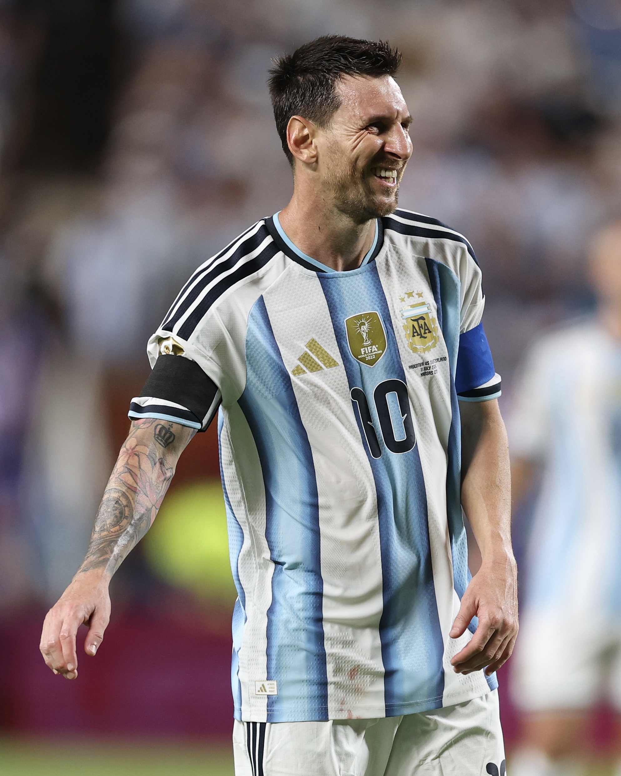 메시, 라커룸서 '마지막 인사'?🇦🇷
눈물 흘린 메시, 은퇴설엔 아직 '침묵' 이었습니다.
리오넬 메시(Lionel Messi, 39)의 국가대표 은퇴설이 나왔습니다. 아르헨티나 축구 전문가 에르난 카스티요는 메시가 스페인과의 결승 패배 직후 라커룸에서 동료들에게 "마지막 인사"를 전하며 국가대표 마지막 경기였음을 알렸다고 단독 보도했습니다. 경기 후 메시는 눈물을 보이며 "가장 아름다웠던 건 타이틀이 아니라 함께 해 온 여정"이라고 말했습니다.
다만 공식 발표는 없습니다. 현지 매체 TyC 스포츠는 "떠난다고 말한 적 없다"며 9월 A매치 이후 은퇴를 밝힐 가능성을 제기했습니다. 메시는 2016년에도 은퇴를 선언했다가 그해 철회한 전례가 있습니다. 이미지