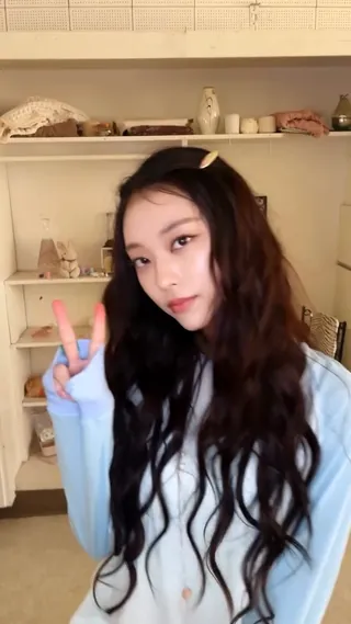 지구 부수는 뉴진스 해린의 귀여움🐱
요즘 SNS를 뜨겁게 달구고 있는 대세 '꿍싯꿍싯 챌린지'에 뉴진스 해린도 드디어 탑승했어요🤍 이미지