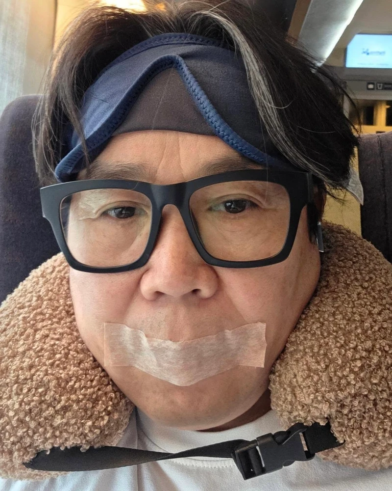 이런 사람 있으면 정은표 배우입니다👀
자녀 교육과 육아, 가족 소통 강연으로 KTX 타고 전국 방방곡곡 출장 다니는 배우 정은표 님.
강연 전 최상의 컨디션을 유지하기 위해 챙긴다는 은표 배우의 본격 출장 전용 아이템들을 모아봤는데요.
7년 전 사은품 슬리퍼까지 아직도 깨끗하게 쓰시는 소탈함에 한 번, 귀여운 목쿠션 취향에 두 번 반했습니다...❤️
너무너무 귀여우신 은표 배우님, 제가 이 제품들 다. 손민수해도 될까요?🛍️ 이미지1