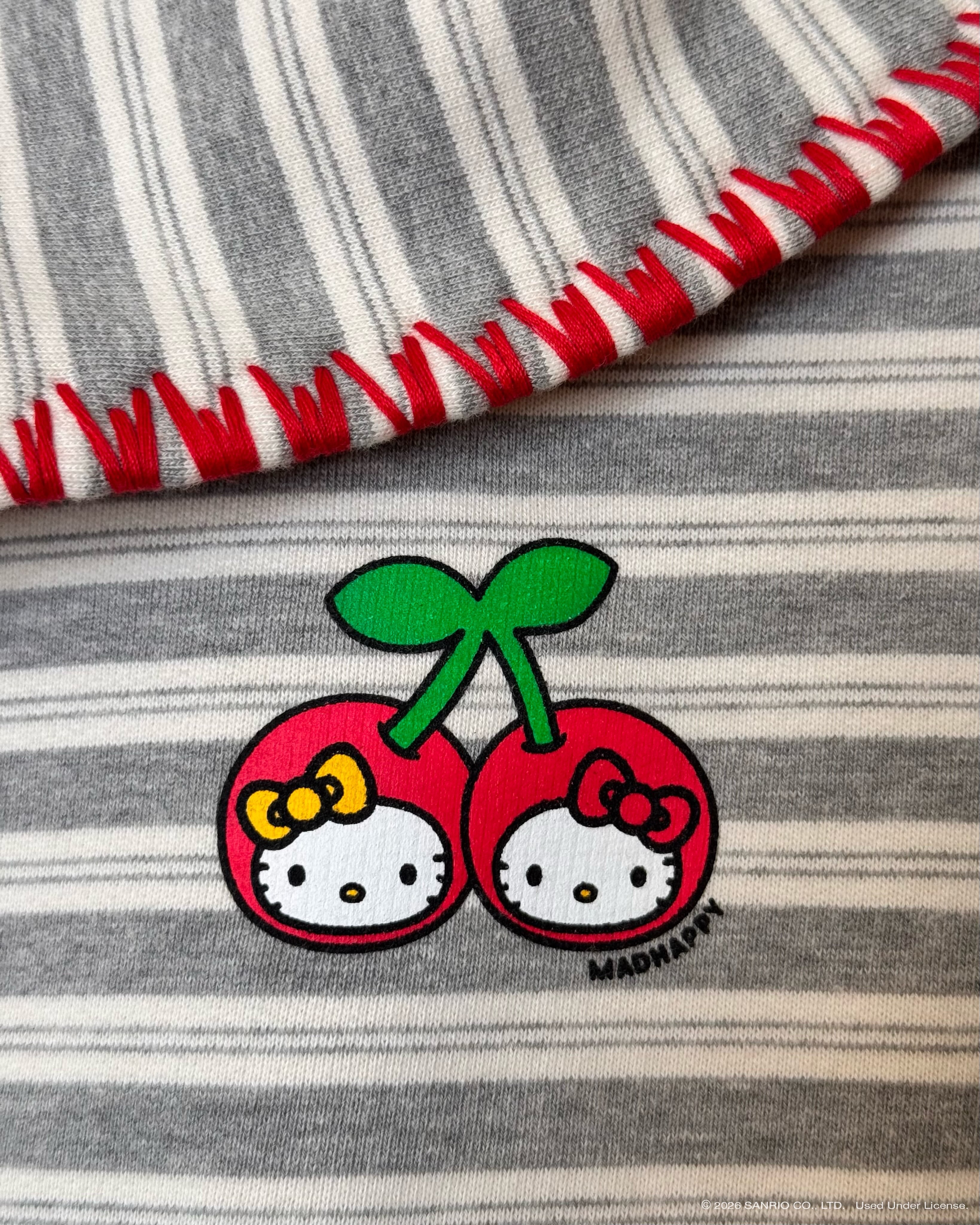 대기 걸어둔 그 협업, 오늘이에요🍒
매드해피 × 헬로키티, 오늘 풀린다❤️🤍‘체리 키티’ 후디
매드해피(Madhappy)와 헬로키티(Hello Kitty)의 협업 컬렉션이 24일(현지시간) 오전 9시 온라인과 매장에서 발매됩니다. 앞서 공개된 후디는 체리 안에 헬로키티 두 마리를 담은 그래픽으로 관심을 모았습니다. 산리오 정식 라이선스 제품으로, 한국 시간으로는 25일 새벽에 열려 직구 대기 팬들도 몰릴 전망입니다. 이미지6