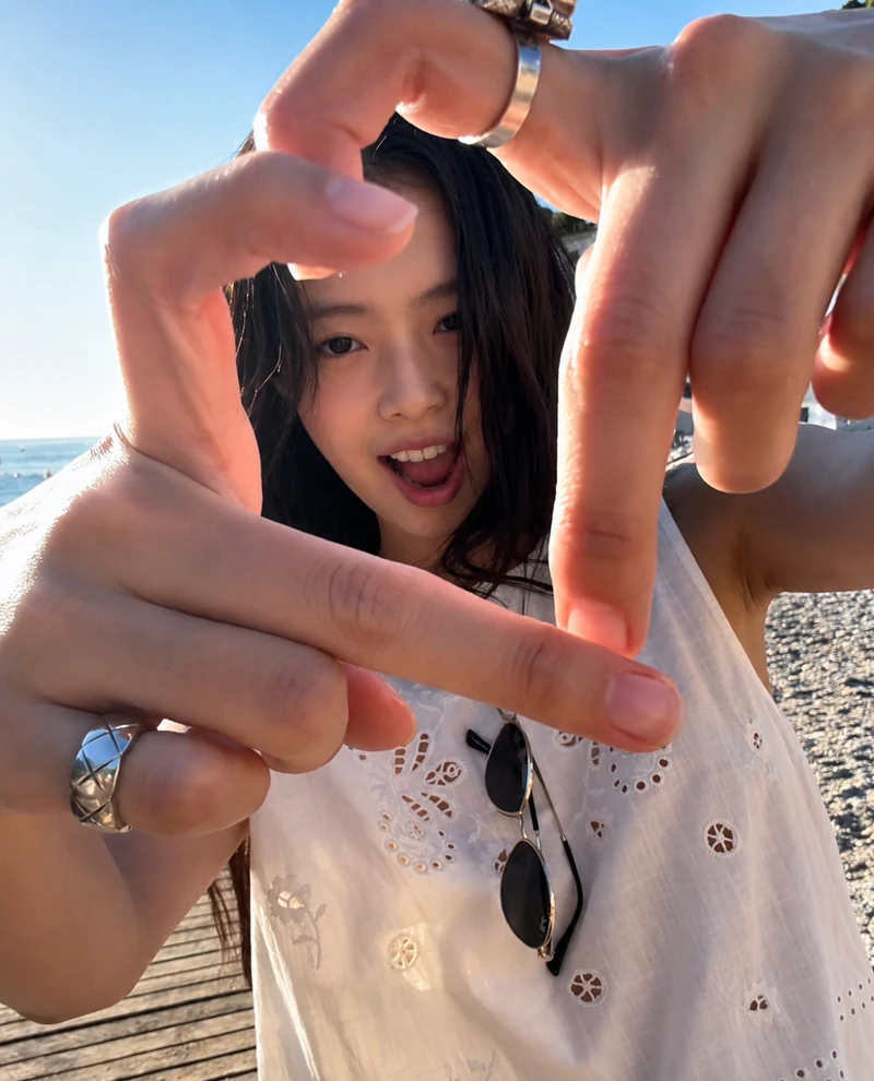 제니 신곡 MV 속🤍🖤기본템 다 예쁨
기본 화이트 블라우스부터 선글라스까지 핵심 4가지🏖️ 저장해요!
최근 스페인 바닷가를 배경으로 한 영화의 한 장면이 떠오르는 제니 뮤비 & 틱톡 영상. 제니는 빈티지한 자수 디테일 탑과 레트로한 오발 선글라스를 매치해 보는 사람 마음까지 시원하게 만들었는데요.
마치 지중해의 여름 햇살을 그대로 머금은 듯한 이 착장 속 눈에 띄는 아이템은 바로 스칼 스튜디오(Skall Studio)의 탈룰라 탑과 레이밴(Ray-Ban)의 선글라스.
여기에 샤넬의 시그니처 코코크러쉬 링과 오묘한 눈동자 펜던트가 포인트인 르메르 목걸이까지 믹스매치해 캐주얼하면서도 센스 넘치는 스타일링을 완성했습니다.
• 스칼 스튜디오 탈룰라 탑, 약 33만 원대
• 샤넬 코코크러쉬 링, 560만 원대
• 르메르 캣 아이 펜던트 네크리스, 약 47만 원대
• 레이벤 RB3774 선글라스, 25만 원대 이미지1
