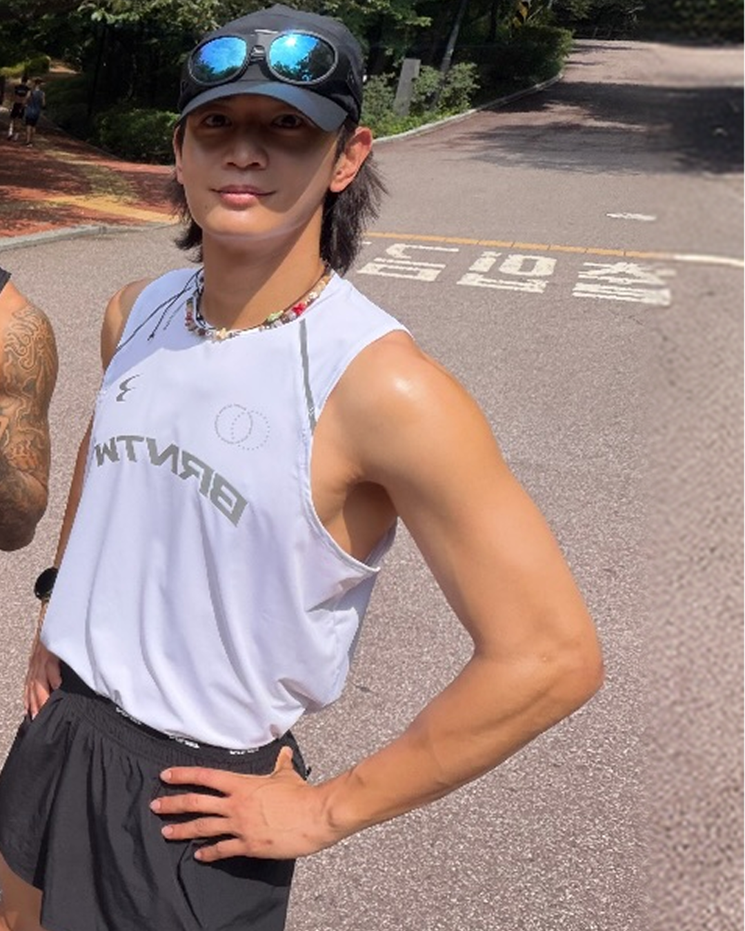 민호가 쏘아 올린 공🔥
열정 만렙 민호의 아이디어가 진짜 페스티벌로 열립니다!🏃🏻♂️💨
샤이니 민호의 뜨거운 러닝 사랑에서 출발한 SM엔터테인먼트의 러닝 페스티벌 'SM타운 런클럽 26'이 오는 10월 3일 인천 왕산 마리나항에서 개최됩니다.
지난해 런던 공연 당시 민호가 최강창민, 수호, 찬열, 카이, 쟈니 등 소속 아티스트들을 모아 런던 도심을 함께 달렸던 'SM 런던 런'에서 영감을 받아 기획된 이벤트인데요. 아티스트와 팬이 함께 달리는 행사로 10km 레이스 후에는 화려한 라이브 무대까지 준비되어 있어 러닝과 축제를 동시에 즐길 수 있습니다.
자세한 내용은 공식 채널을 통해 순차적으로 공개될 예정이라고 합니다. 이미지5