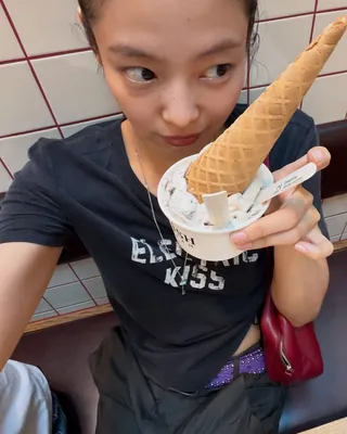 내추럴한 제니, 휴일 모먼트 🧘🏻♀️ 제니가 꾸미지 않은 자연스러운 모습으로 여유롭게 휴일을 즐기는 순간을 공개했습니다. 블랙 컬러의 심플한 반팔 티셔츠에 카고 팬츠를 매치한 힙합 분위기를 보여줬습니다. 이미지