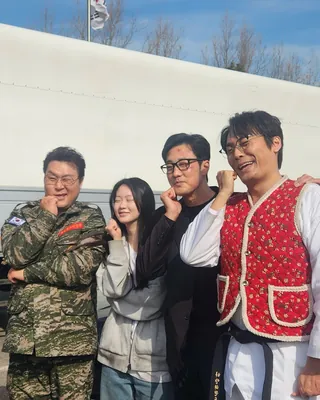 또 김장조끼 유행🇰🇷👵🏻심상치 않다
김부장 촬영장 점령한 성한수 K할머니얼룩❤️절대 벗지 않는 하이패션!
드라마 <김부장> 비하인드 컷 속, 성한수의 독보적 '김장 조끼' 패션이 계속 보입니다. 단체 사진부터 셀카, 쉬는 시간까지 모든 컷에 당당히 존재감을 드러내는 레드 컬러의 꽃무늬 누빔 조끼!
현장 스태프와 동료 배우들 사이에서도 독보적인 존재감을 과시하며 시선을 싹쓸이하는 중인데요. 보온성은 물론 레트로한 힙함까지 다 잡은 진정한 K-아웃도어템이 아닐까 싶네요.
올겨울 핫아이템 예감! 쿠팡에서도 1만 원대 조끼. 여러분도 김장 조끼 하나 장만하고 싶지 않으신가요?
• 쿠팡 여성 퀼팅 누빔 조끼, 1만 원대 이미지