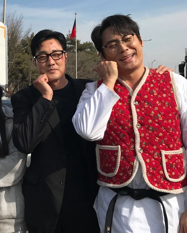 또 김장조끼 유행🇰🇷👵🏻심상치 않다 김부장 촬영장 점령한 성한수 K할머니얼룩❤️절대 벗지 않는 하이패션! 드라마 <김부장> 비하인드 컷 속, 성한수의 독보적 '김장 조끼' 패션이 계속 보입니다. 단체 사진부터 셀카, 쉬는 시간까지 모든 컷에 당당히 존재감을 드러내는 레드 컬러의 꽃무늬 누빔 조끼! 현장 스태프와 동료 배우들 사이에서도 독보적인 존재감을 과시하며 시선을 싹쓸이하는 중인데요. 보온성은 물론 레트로한 힙함까지 다 잡은 진정한 K-아웃도어템이 아닐까 싶네요. 올겨울 핫아이템 예감! 쿠팡에서도 1만 원대 조끼. 여러분도 김장 조끼 하나 장만하고 싶지 않으신가요? • 쿠팡 여성 퀼팅 누빔 조끼, 1만 원대 이미지