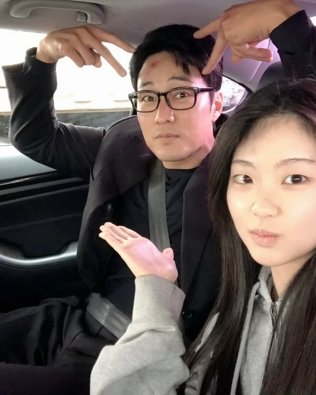 부장님 너무 권력있으시다...💸 방송 4회 만에 시청률 20% 돌파, 최고 23.1%를 기록하는 등 좋은 성적으로 최근 종영을 마친 드라마 <김부장>. 소지섭이 <김부장>을 함께한 스태프 전원에게 순금을 선물했는데요.특히 "언제나 묵묵히 각자의 자리에서 '김부장'을 빛내준 여러분께 감사드린다"라는 진심 어린 메시지까지 담아 감사의 마음을 전달한 것으로 알려졌습니다. 앞서 '광장' 스태프들에게도 금을 선물했던 소지섭은 ‘금’을 선택한 이유에 대해 "금은 협찬이 안 되니 진심을 전할 수 있고, 혹시 살다가 어려워지면 현금화해서 보태 쓰라는 마음"이라 밝혀 감동을 더했습니다. 실용성까지 챙긴 완벽한 이 사람…이런 부장님이 있다면 뼈를 묻겠어요.. 🥹✨ 이미지