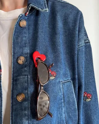 맨날 떨어뜨리는 안경?👓
이 귀여운 브로치 하나면 해결입니다!
프랑스의 앙증맞은 세라믹 브랜드 타스 피(TASS.P)의 브로치 겸 안경 홀더 아이템을 소개합니다.
알록달록한 컬러감에 비대칭 하트, 동그라미 등 귀여운 오브제 형태의 도자기 브로치인데요.🎨✨
옷이나 가방에 툭 집어주면 위트 있는 포인트가 되는 것은 물론, 중앙 링 홀에 안경이나 선글라스를 쏙 걸어둘 수 있는 실용성까지 갖췄죠.
밋밋한 착장에 러블리한 감성과 편리함을 더해주는 꿀아이템! 여러분의 마음에 쏙 든 디자인은 무엇인가요?
• 아이글래스 홀더 브로치, 3만 원대 이미지