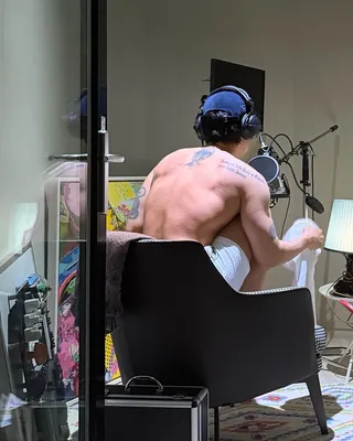 운동을 얼마나 한 거야?
피드 넘기다가 정지하게 만든 그 사진!🔥
코드쿤스트가 선명한 등 근육이 돋보이는 반전 뒷태와 일상 사진들을 공개했습니다.
상의 탈의를 한 채 작업실에서 작업에 열중하는 모습 속 성난 등 근육이 시선을 사로잡는데요. 🎧✨
사랑스러운 반려묘와의 평화로운 일상부터 사복 패션까지, 훈훈함과 몸짱 매력을 다 가진 코쿤의 일상입니다! 이미지