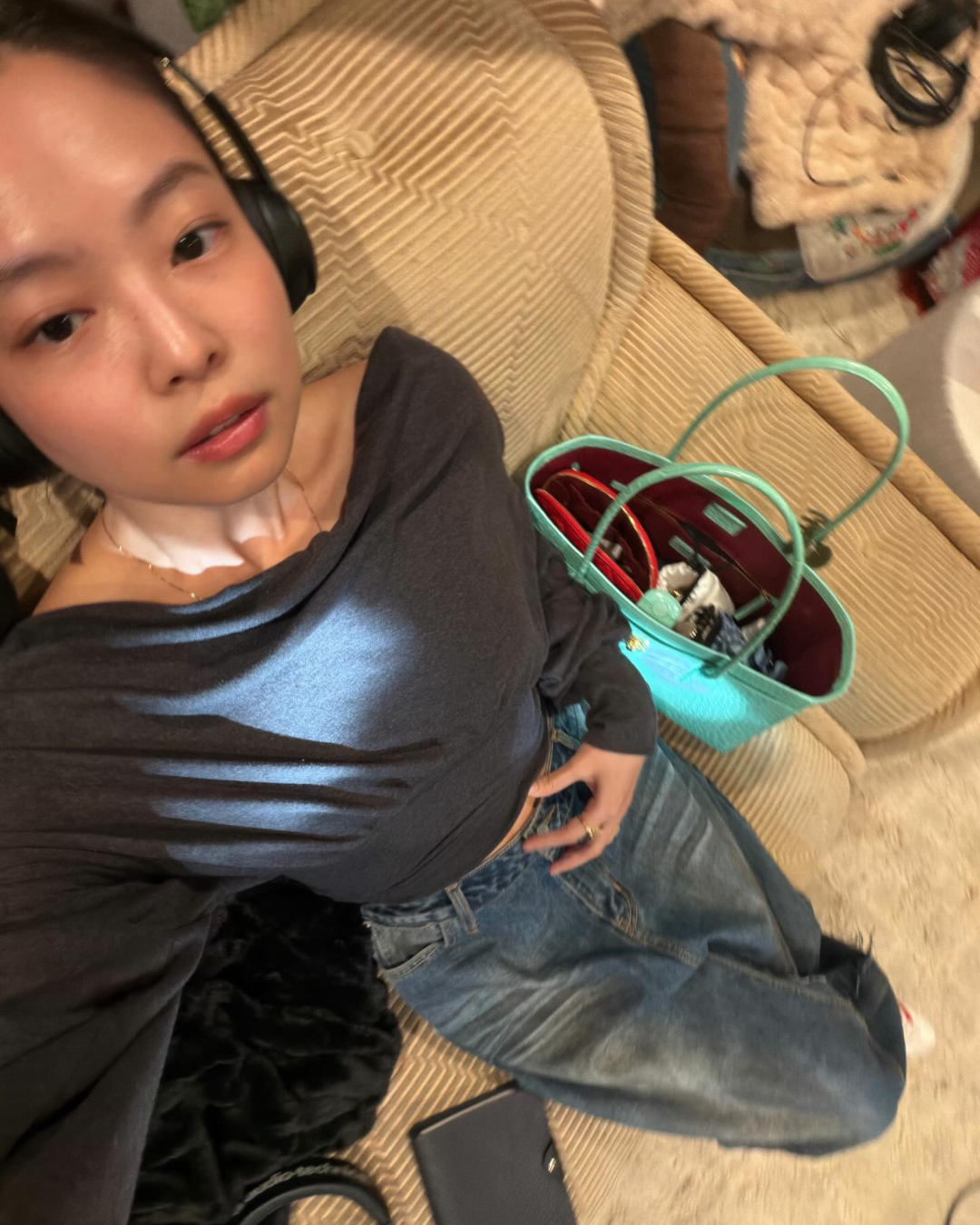 이번 뮤비도 또 이 신발이에요❤️🤍
제니가 2년째 신고 있는 일상 & 뮤비 그 신발, 아디다스 도쿄!📝
새 뮤직비디오에서 흰 러플 스커트에 맞춰 신은 것도 아디다스(adidas) 도쿄였습니다. 지난해 봄 공항에서 처음 포착됐고, 헤드폰 쓰고 니트에 데님만 걸친 집 안 차림에도 같은 신발이었죠. 뮤비든 편한 옷이든 발끝은 2년째 그대로예요.
도쿄는 1964년 도쿄 올림픽에 맞춰 나온 단거리 러닝화입니다. 달리기용이라 폭이 좁고 발등이 낮게 떨어지죠. 장식은 화이트 바디에 레드 라인 하나가 전부고요.
왜 제니가 신으면 다 예뻐 보이지...💦
• 아디다스 도쿄 레드/화이트 (KJ7497), 13만 원대
• 아디다스 도쿄 화이트/레드 (JI3300), 13만 원대 이미지4