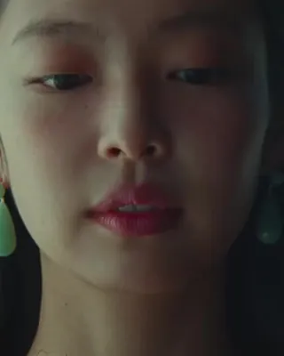 또 다른 화제💚고급진 ‘이’ 이어링 'Less than a Lover' 뮤직비디오, 클로즈업마다 시선이 귀끝으로 가죠. 제니가 고른 건 리에 스튜디오(LIÉ STUDIO)의 스테이트먼트 이어링입니다. 리에 스튜디오는 덴마크 쌍둥이 모델 아말리에·세실리에 무스가드 자매가 2021년 코펜하겐에서 론칭한 주얼리 레이블이에요. 바쁜 일상의 '유니폼' 위에 얹는 파인 주얼리를 콘셉트로, 과장 없는 클래식한 조형 라인이 시그니처죠. 뮤비 속 이어링을 포함한 컬렉션은 네타포르테에서도 만날 수 있습니다. • 리에 스튜디오 스테이트먼트 이어링, 38만 원대 이미지