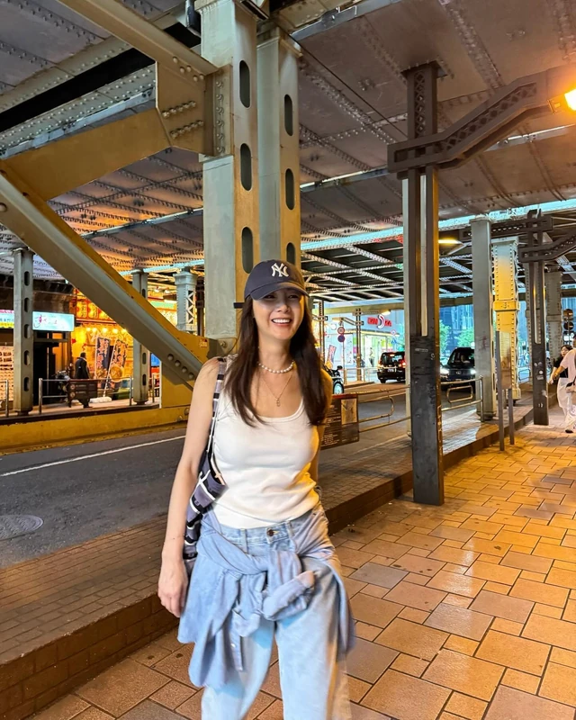 모자가 큰 건지, 얼굴이 작은 건지💙 민소매 탑, 초록색 가디건, 백리스 상의에 모자 하나만 더했을 뿐인데 캐주얼한데 고급스러운 느낌. 흔한 뉴에라·47브랜드 볼캡도 고급스럽게 살려내는 최지우의 볼캡을 모아봤습니다.🧢 • 47브랜드: 클린업 NY 뉴욕 양키스 빅 로고 볼캡, 4만 원대 • 하와이햇샥: 대드 캡 블루 와이키키, 5만 원대 • 47브랜드: 클린업 NY 뉴욕 양키스 스몰 로고 볼캡, 3만 원대 이미지