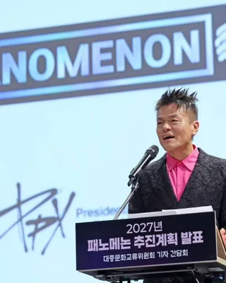 ‘한국판 코첼라’가 서울에 생깁니다🇰🇷
코첼라는 4월 캘리포니아, 우린 12월 서울이래요 🏆
대통령 직속 대중문화교류위원회가 7월 27일 K컬처 페스티벌 ‘패노메논(Fanomenon)’ 추진 계획을 발표했습니다. 2027년 12월 2일부터 12일까지 11일간, 창동 서울아레나와 고양 킨텍스 제2전시장에서 열립니다. 발표 직후 ‘한국판 코첼라’라는 별칭이 따라붙었어요.
코첼라는 매년 4월 미국 캘리포니아 사막에서 라인업으로 팬을 불러 모읍니다. 올해 무대엔 빅뱅과 태민이 올랐습니다. 패노메논은 방향을 뒤집었습니다. 상을 받는 쪽이 아티스트가 아니라 팬덤입니다. 한 해 가장 활발했던 톱10 팬덤을 데이터로 가려내고, 1위 팬덤은 아티스트가 무대에서 대리 수상합니다.
한국문화관광연구원은 총방문객 52만 명, 외래관광객 20만 명, 경제효과 1조원 이상을 전망했습니다. 시상식은 매년 12월 정례화하고, 2028년 5월 미국 LA를 시작으로 세계 주요 도시 순회가 붙습니다. 내년 12월 서울 숙박·항공권은 지금부터 계산해 두셔야 합니다. 이미지