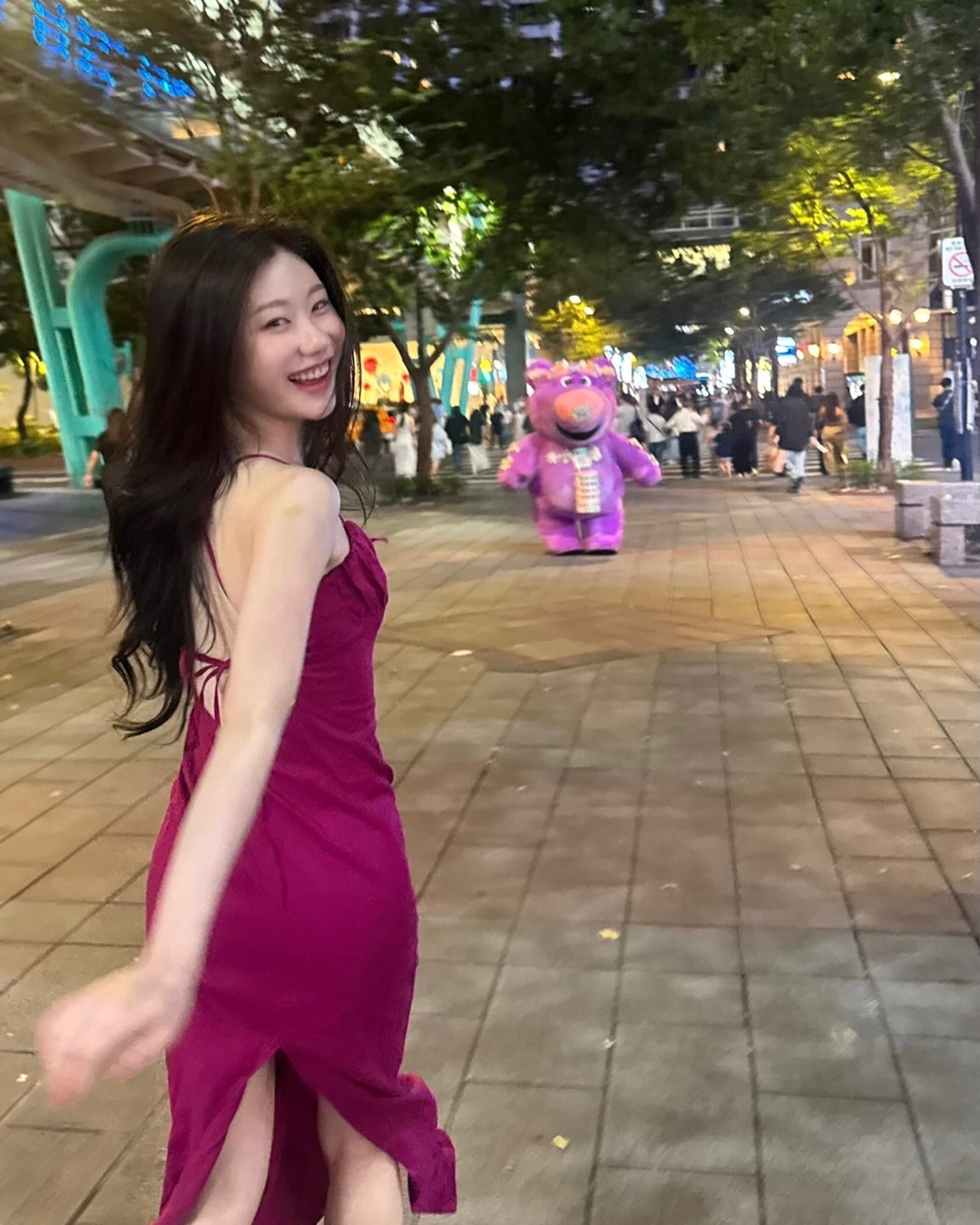 채령이 여행 코디들🩷🤎다 자라에요 휴가 때마다 어김없이 등장하는✈️활용도 좋은 자라템 3가지 1. 자라 린넨 미디 스트랩 원피스 V넥에 셔링을 잡고 얇은 끈이 등에서 교차합니다. 뒤가 시원하게 열리는 데다 린넨 혼방이라 더운 밤에도 몸에 들러붙지 않죠. 2. 자라 도트 블라우스 어깨에 주름을 잡아 늘어뜨린 민소매예요. 구김이 잡힌 프린트라 다려 입을 필요가 없고, 가격은 1만 원대입니다. 3. 자라 ZW 컬렉션 자수 캐미솔 탑 비치는 자수를 회색 티셔츠 위에 겹쳐 입었어요. 워싱 데님 와이드 팬츠로 받치면 낮에도 부담 없습니다. 세 벌 다 얇아서 캐리어 빈틈에 들어갑니다. 휴가 짐 줄이려면 이 조합이 답이죠. 채령 - 자라 • 린넨 미디 스트랩 원피스 • 도트 블라우스, 1만 원대 • ZW 컬렉션 자수 캐미솔 탑 이미지