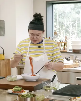 실종된 입맛 돌아올 비빔국수 레시피
더위에 집나간 입맛도 돌아오게 만들 영자언니 표 비빔국수!
아침 일찍 모종 심고 시원하게 비빔국수까지 말아 드시는 모습을 보여준 영자언니, 정말 바지런하시다..✨
아삭한 노각부터 얼큰한 열무, 달달한 알배추까지! 세 가지 재료의 특색을 살려 쓱쓱 비벼낸 비빔국수 비주얼은 침샘을 제대로 자극하죠.
마지막 슬라이드에 영자언니의 치트키 '비법 양념장' 레시피도 쏙 담아두었으니 슬라이드를 넘겨 확인해 보세요! 이미지