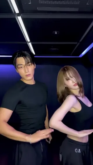 춤짱 모모도 'BAD'💃🏻🕺🏻 에이티즈 최산과 트와이스 모모가 함께한 'BAD' 챌린지. 파워풀한 산의 에너지와 모모의 독보적인 춤선이 만났다! 계속 돌려보게 되는 조합, 너무 좋다🖤 이미지