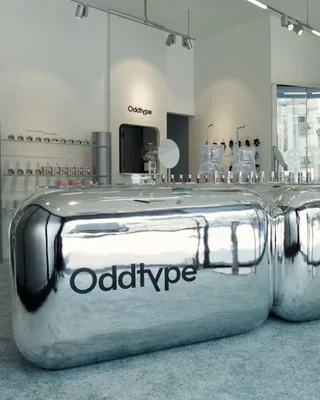 미군 부대 PX도 뚫은 무신사 뷰티✨ 무신사의 자체 뷰티 브랜드 '오드타입(Oddtype)'이 미 국방부 산하 군 복지 유통 기관인 AAFES에 공식 입점했습니다. 약 3,000만 명의 이용자를 보유한 AAFES는 제품 품질과 안전성, 공급 역량까지 까다롭게 검증하기로 유명한데요. 무신사 뷰티는 수개월간의 사전 준비와 현지 테스트를 거쳐 미국 오프라인 유통망 진출이라는 쾌거를 이뤄냈죠.🇺🇸📦 특히 이번 입점은 단순 팝업이나 일회성 이벤트가 아닌 '지속적인 판매'를 전제로 진행되었습니다. 온라인몰은 물론 오프라인 매장 27곳에서 본격적인 판매를 시작함과 동시에, 중동 쿠웨이트 쇼핑몰 진출과 호주 시장 공략까지 나서며 글로벌 영역을 무섭게 넓혀가는 중입니다. 세계 시장으로 직진하는 K-뷰티의 남다른 스케일! 이미지