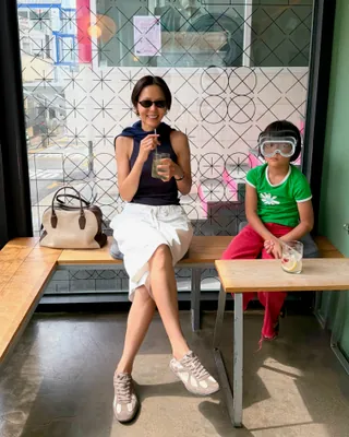 나영언니 시즌 별 애착🤎🩶그 운동화 26년 가을 메인 컬러 '에스프레소' 스니커즈☕️ 휠라 글리오 참고! 글리오는 1996년 프로 스타빌레 1000의 어퍼를 이어받은 휠라 아카이브 라인이에요. 이번 가을 버전 글리오 LX는 스웨이드를 더해 한층 고급스러워졌고, 로퍼나 구두로 가던 자리를 대신하기 좋은 슬림한 실루엣입니다. 김나영이 이번에 신은 컬러는 26년 가을 메인인 에스프레소예요. 네이비 슬리브리스에 화이트 크롭 와이드 팬츠, 어깨에 두른 스카프까지 여름 톤으로 맞춘 룩에서 발끝의 브라운만 계절을 앞당깁니다. 지난 시즌엔 그레이 실버문을 자주 꺼냈어요. 레더 자켓에 브라운 미니 스커트, 그레이 니트 타이츠를 받치고 같은 톤의 스니커즈로 다리 라인을 하나로 이었죠. 계절이 바뀌어도 결국 같은 운동화로 돌아오는 셈이니, 올가을은 글리오 에스프레소로 참고하세요! • 휠라 글리오 LX(에스프레소) • 휠라 글리오 실버문(그레이) 이미지