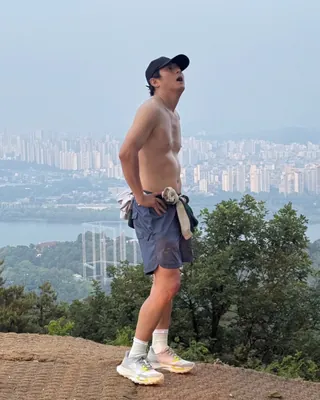 서울 올여름 두 번째 폭염경보 발효🥵
기상청은 29일 오전 11시를 기해 서울 서남권, 동남권, 동북권 등 19개 자치구의 폭염주의보를 폭염경보로 격상했습니다. 폭염경보는 일 최고 체감온도가 35도를 넘는 상태가 이틀 이상 지속될 것으로 예상될 때 내려지는데요.
서울시는 폭염 대응 위기경보 수준을 '주의'에서 '경계'로 높이고 비상근무 체계에 돌입했습니다. 24개 자치구 청사를 활용한 무더위 대피 공간을 24시간 개방하며, 시 발주 공사장은 오후 2~5시 야외 작업을 원칙적으로 중단합니다.
연일 이어지는 폭염에 온열질환 발생 우려가 커지고 있습니다. 한낮 야외 활동을 최대한 자제하고 수분 섭취에 각별히 신경 쓰셔야겠습니다. 이미지