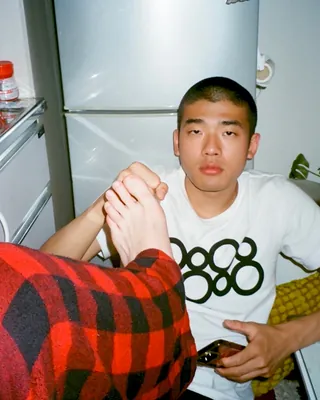 너무 느낌 좋은 이 감자... 아니 남자❤️
요즘 SNS에서 묘한 매력으로 시선 강탈하는 이 사람 누구?! 👀
영화 <해피엔드>로 반향을 일으키며 단숨에 청춘 스타로 떠오른 배우 겸 모델, 히다카 유키토(Hidaka Yukito)입니다.
중학생 때부터 대학 시절까지 육상 선수로 활약했던 반전 과거부터, 독학으로 한국어를 익혀 매일 한국어 일기를 쓴다는 유쾌한 노력파 자질까지 갖췄는데요.🏃🏻♂️
투박한 듯 힙한 감성이 묻어나는 사복 패션과 훈훈한 삭발 스타일링으로 일상 사진마저 레전드를 갱신하는 중이죠. 이미지
