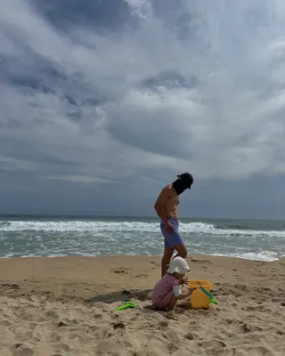 덥다 더워🔥
휴가지에서 포착된 김무열의 핫 바디,,,❤️🩹
바다에서 모래놀이 중인 아기 옆, 무심하게 서 있는 무열의 등근육.
흔한 휴가지 사진도 영화 속 한 장면으로 만들어버리는데요... 🏄🏻♂️
이 부부의 완벽한 휴가 모먼트를 위 슬라이드에서 확인해보세요!💪🏻 이미지
