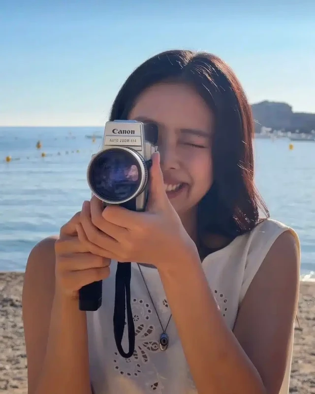 제니부터 이종원까지, 셀럽 카메라📷 단순한 일상 기록용을 넘어, 이제는 착장에 마침표를 찍는 최고의 에디토리얼 오브제가 된 카메라. 셀럽들의 피드 속 시선을 사로잡은 ‘그 카메라’ 라인업을 정리했습니다.📌 1. 제니 | 캐논 AUTO ZOOM 518 SV "70년대 영화 속 한 장면같은 느낌" 카메라를 들고있는 것만으로도 빈티지한 분위기를 연출할 수 있어요. 제니의 뮤비 속 그 제품. 8mm 필름 특유의 거친 입자감과 로맨틱한 질감을 간직한 캐논의 클래식 무비 카메라예요. 2. 수지 | 소니 사이버샷 DSC-RX100 VII "거울 셀카 속 그 카메라" 주머니에 쏙 들어가는 고기능성 스펙의 카메라. 명품 칼자이스 렌즈로 담아내는 깔끔하고 세련된 연출이 가능해요. 3. 이종원 | 로모그래피 루비텔 166+ "카메라를 내려다보는 클래식한 시선" 위에서 내려다보며 구도를 잡는 2안 반사식 중형 카메라. 평소에도 사진에 진심인 남자답게, 들고 있는 동작만으로도 감성적인 아우라를 완성해 주는 제품입니다. 4. 이홍기 | 소니 핸디캠 HDR-CX560V "투박해서 더 쿨한 2010s 빈티지 캠코더" 요즘 핫한 Y2K 감성 빈티지의 일등 공신. 메탈릭한 바디와 특유의 낮고 묘한 색감이 피드에 힙한 분위기를 더해줄 수 있어요. 여러분 피드에 하나쯤 얹고 싶은 카메라는 몇 번인가요? 💬 이미지