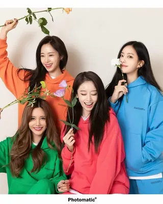 세월은 또 나만 맞았지 ...
그러니까 데뷔할 때 태어난 애가 벌써 17살이라는 거잖아요..?
멤버 지연의 인스타그램을 통해 공개된 포토매틱과 아날로그 폴라로이드 속에는 멤버 4명 모두 여전히 변함 없는 얼굴을 하고 있는데요.🖤
수많은 히트곡과 함께 우리들의 학창 시절 BGM을 책임져준 티아라의 17주년을 축하하며, 슬라이드를 넘겨 시간 여행을 하는 듯 변함없는 네 사람의 완벽한 비주얼을 확인해 보세요!➡️ 이미지