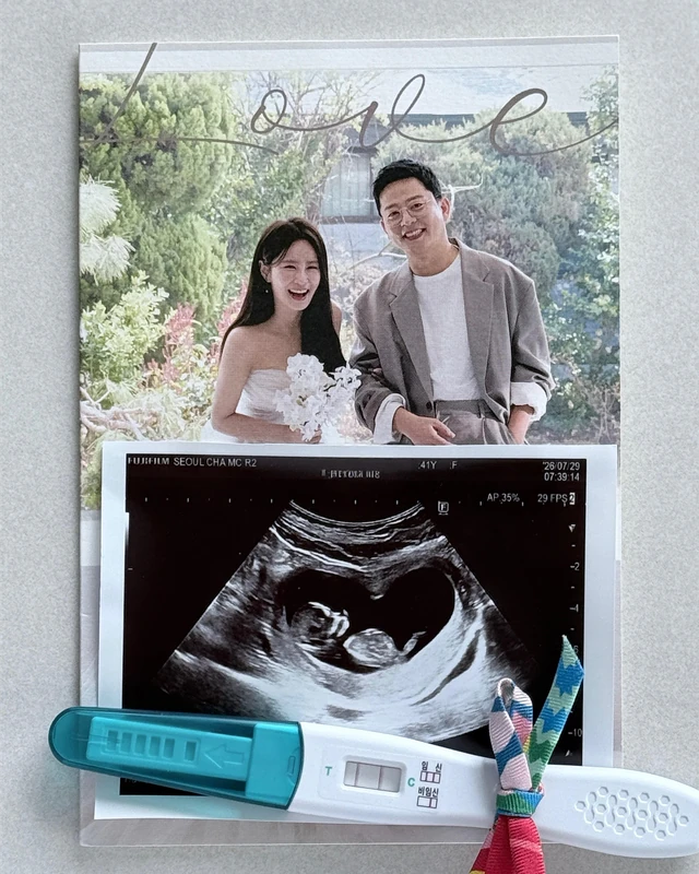 김지민, 김준호 부부 엄빠됐다!🎉👶🏻 개그우먼 김지민, 김준호 부부에게 새 새명이 찾아왔다는 기쁜 소식이 전해졌습니다. 이들은 작년 7월 결혼 후 시험관 시술을 통해 2세를 준비 중인 근황을 공개했는데요. SNS을 통해 "25년 작년, 우린 영원한 둘이 되었고 26년 올해, 우린 꿈꾸던 셋이 되었다"라고 임신 소식을 알렸습니다. 예쁜 아이와 함께 더욱 행복하고 단란한 가정을 이루시길 바라며, 두 분의 앞날에 축복만 가득하기를 응원하겠습니다. 이미지