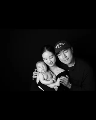 코랑 입술이 너무 똑같아요..❤️
이시언, 서지승 부부가 맞이한 첫 아이의 사랑스러운 50일 기념 화보가 공개되었습니다.
가지런히 모은 귀여운 두 손부터 앙증맞은 하품까지, 보는 사람마저 미소 짓게 만드는데요.🖤
작아진 이시언과 함께한 스튜디오 화보부터 훈훈함 가득한 현실 육아 산책 모먼트까지, 보기만 해도 따뜻해지는 이 부부의 근황을 확인해 보세요. 📸✨ 이미지