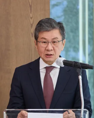 정몽규 전 회장 답변에 축구팬들의 분노🤦♂️
성적 좋았으면 안 불렀다? 정몽규, 국회 청문회 출석⚽
30일 국회 문화체육관광위원회 청문회에 출석한 정몽규 전 대한축구협회장이 "월드컵 16강에 진출했다면 이번 청문회가 열리지 않았을 것"이라고 밝혔습니다. 협회 운영 논란의 본질이 단지 성적 부진 때문이라는 취지의 답변입니다. 이른바 '고려대 카르텔' 의혹에 대해서는 "재임 기간 선임한 20여 명의 남녀 대표팀 감독 중 고려대 출신은 1명뿐"이라며 전면 부인했습니다.
파울루 벤투 전 감독과의 재계약 불발 이유도 짚었습니다. 정 전 회장은 "똑같은 선수들을 가지고 동일한 전술을 반복했다"며 "벤투 전 감독이 4년 계약을 고집해 결렬됐다"고 설명했습니다. 한편, 과거 약속했던 축구 발전 기금 50억 원 기부 이행 여부를 묻는 국회 질의에는 "못 했다"고 짧게 답했습니다. 이미지