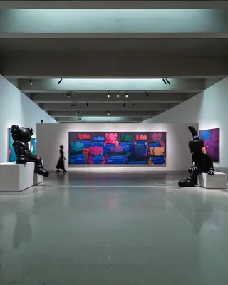 실내에서 시원하게 보내자🩵
이번 주말 가볼 만한 전시회 4곳, 딱 저장해두세요👍🏻
1. 카우스: 친구, 그리고 이웃
카우스의 한국 첫 미술관 개인전으로 대표 캐릭터 '첨' 등을 통해 친밀한 관계 속 갈등과 긴장을 담은 대형 회화·조각 신작 20점을 선보입니다.
- 위치: 마곡 스페이스K
- 일정: 26.07.23. - 26.12.27.
2. 맥스 시덴토프 개인전: Seriously Not Serious
맥스 시덴토프의 국내 첫 개인전 'Seriously NOT Serious'는 조각, 사진, 설치 등으로 유머를 통해 삶의 본질을 묻는 전시로, 자화상·협업작·풍자 조각 등을 선보입니다.
- 위치: 그라운드시소 센트럴
- 일정: 26.03.27. - 26.08.30.
3. <취향가옥 2: Art in Life, Life in Art 2>
김창열, 이우환, 하종현 등 거장의 작품을 집 같은 공간에 배치해 색다른 감상을 선사한 전시. 대림문화재단의 미공개 소장품과 개인 컬렉터의 프라이빗 컬렉션이 더해지며 회화·조각·디자인 등 다양한 장르가 어우러진 입체적인 구성을 선보입니다.
- 위치: 디뮤지엄
- 일정: 25.06.28. - 26.09.20.
4. BANKSY: Still Here
영국 브리스톨 출신인 뱅크시의 작품 세계를 만날 수 있는 전시로, 소더비 경매 직후 파쇄 퍼포먼스로 화제를 모은 ‘Girl with Balloon’을 비롯해 ‘Love is in the Air’ ‘Laugh Now’ ‘Flying Copper’ ‘Love Rat’ 등 뱅크시의 대표작을 만날 수 있습니다.
- 위치: 더현대 서울 현대백화점 ALT.1
- 일정: 26.07.22. - 26.11.03. 이미지